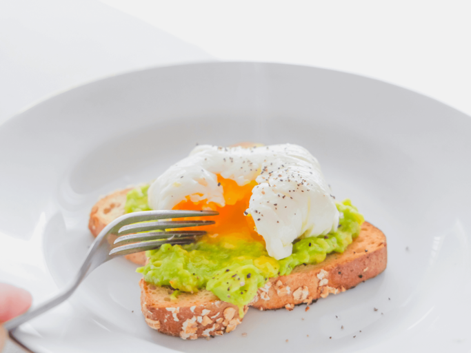 Toast mit Haferflocken, Ei und Avocado | © Getty Images/Kanawa_Studio