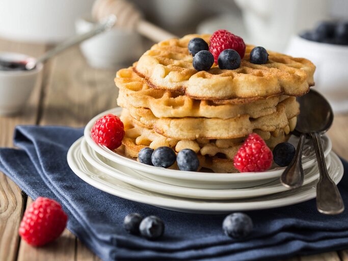 Waffeln getoppt mit Beeren | © Getty Images/IlyaShapovalov