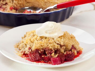 Gesunder Rhabarber-Crumble mit Haferflocken als Streusel | © Getty Images/travellinglight