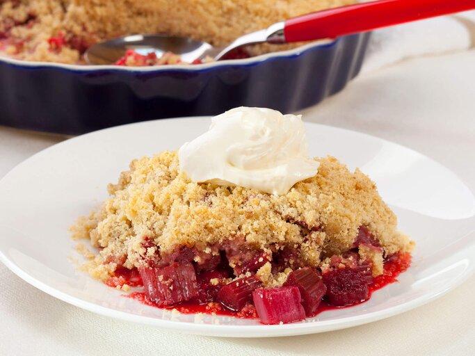Gesunder Rhabarber-Crumble mit Haferflocken als Streusel | © Getty Images/travellinglight