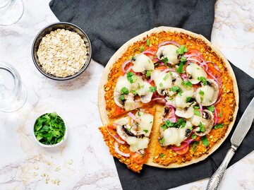 Haferflocken-Pizza von oben fotografiert | © Getty Images/nata_vkusidey