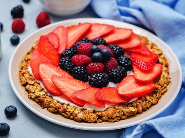 Frühstückspizza mit Früchten und Joghurt | © Getty Images/nata_vkusidey