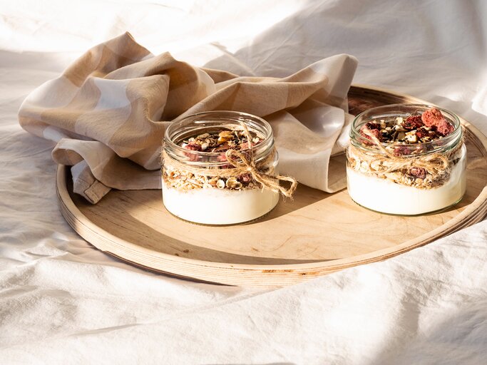 Haferflocken und Haferkleie zum Frühstück im Glas serviert | © Getty Images/Evgeniya Pavlova