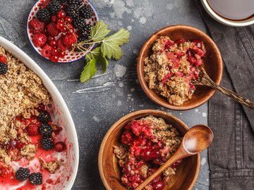 Baked Oats mit Beeren | © Getty Images/vaaseenaa