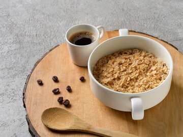 Haferflocken mit Kaffee | © Pixel-Shot/Shutterstock.com