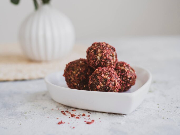 Energy Balls mit Haferflocken und Himbeeren | © Getty Images/undefined undefined