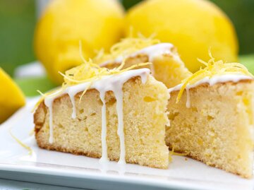 Zitronenkuchenstücke auf einem Teller serviert | © Getty Images/cook-and-style