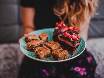 Frau hält Teller mit Schoko-Brownies | © Getty Images/Ajla Kahric