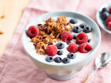 Quark mit Früchten und Müsli in Schüssel serviert | © Getty Images/Arx0nt