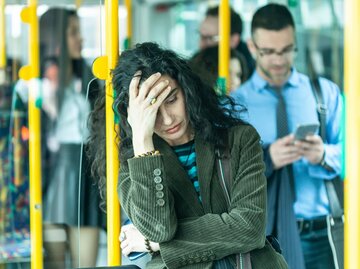 Frau im Bus fühlt sich sichtlich unwohl | © Getty Images/Vladimir Vladimirov