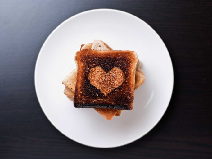 Verbrannter Toast mit Herzabdruck | © Getty Images/daitoZen