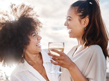 Befreundete Frauen lachen miteinander | © Getty Images/PeopleImages