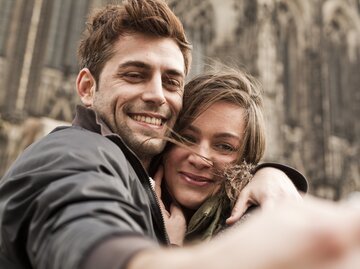 Paar macht ein Selfie | © Getty Images/Westend61