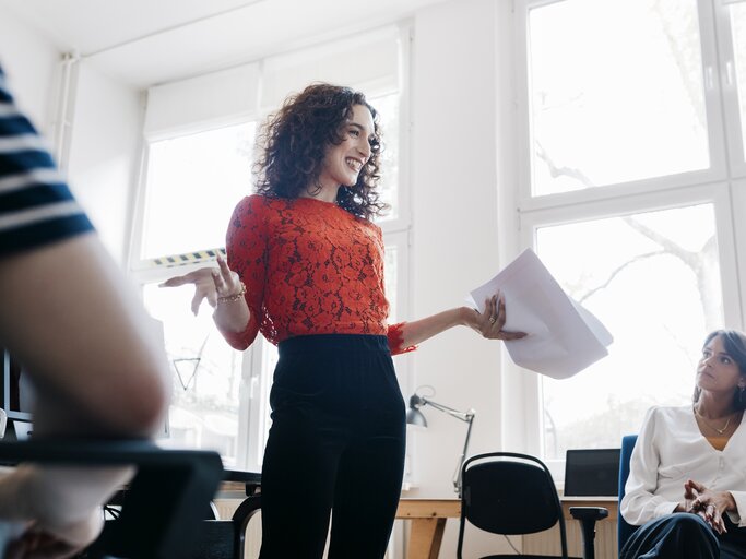 Frau hält Vortrag vor Publikum | © Getty Images/Hinterhaus Productions