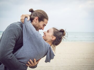 Junges Paar umarmt und lächelt sich an | © Getty Images/Jacobs Stock Photography Ltd