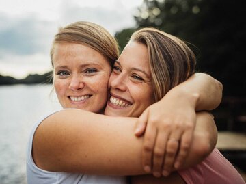 Zwei junge Frauen umarmen sich innig | © Getty Images/Guido Mieth