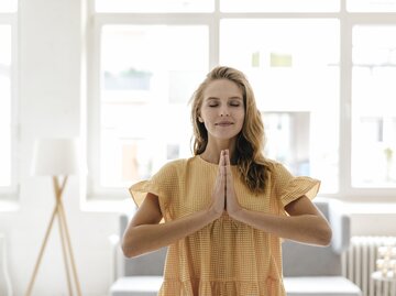 Frau macht Yoga-Übung | © Getty Images/Westend61