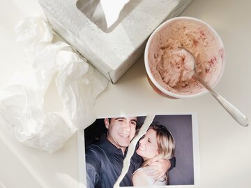 Zerrissenes Foto von einem Pärchen neben einer Taschentuchpackung und Eiscreme | © Getty Images/Jamie Grill