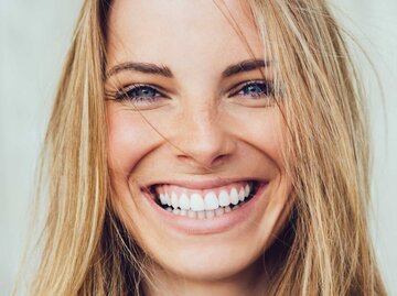 Blonde frau lächelt in die Kamera | © Getty Images/mihailomilovanovic