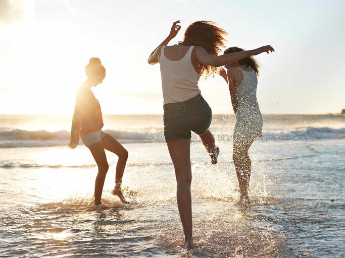 Drei junge Frauen haben Spaß im Wasser | © Getty Images/Klaus Vedfelt