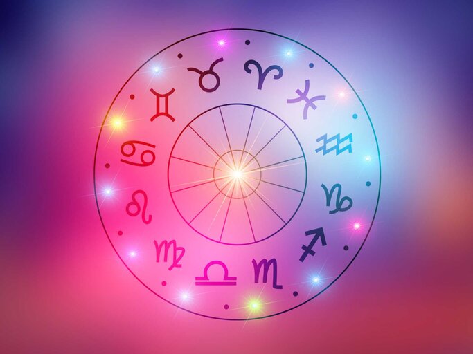 Tierkreiszeichen innerhalb des Horoskopkreises | © Getty Images/sarayut Thaneerat