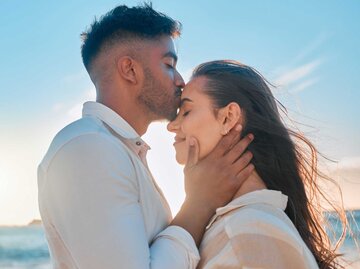 Mann küsst Frau auf die Stirn | © Getty Images/PeopleImages