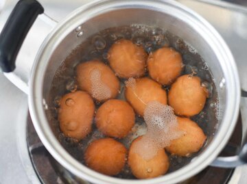 Eier, die in einem Topf gekocht werden, von oben fotografiert | © Getty Images/panida wijitpanya