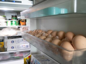 Blick in einen Kühlschrank mit Eiern in der Kühlschranktür | © Getty Images/Future Publishing/Kontributor