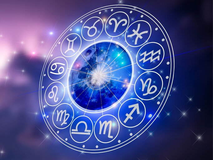 Tierkreiszeichen innerhalb des Horoskopkreises | © Getty Images/sarayut Thaneerat
