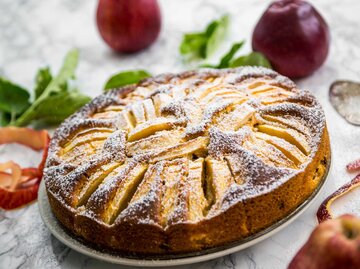 Apfelkuchen mit Puderzucker bestreut | © Getty Images/lacaosa