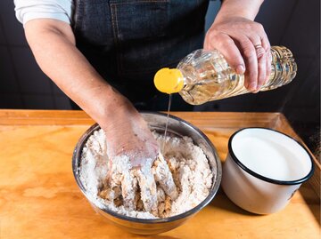 Frau benutzt Öl beim Backen | © Getty Images/Patricio Nahuelhual