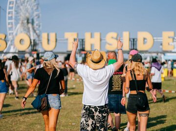 Gruppenbild von Festivalbesucher*innen des Southside Festivals 2022 | © Getty Images/Thomas Niedermueller/Stringer