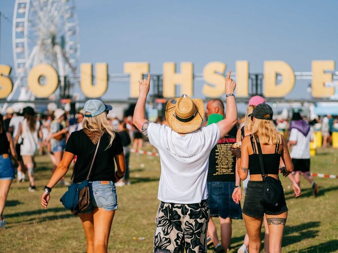 Gruppenbild von Festivalbesucher*innen des Southside Festivals 2022 | © Getty Images/Thomas Niedermueller/Stringer