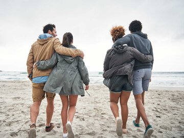 Zwei Pärchen am Strand | © Getty Images/shapecharge