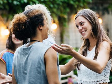 Frauen begrüßen sich freudig | © Getty Images/Hinterhaus Productions