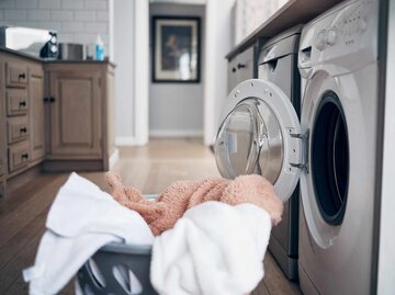 Aufnahme eines Wäschekorbs gefüllt mit frisch getrockneter Kleidung  | © Getty Images/PeopleImages