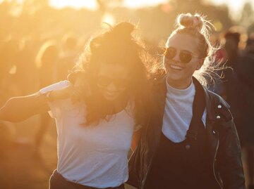 Zwei junge Frauen auf einem Festival | © Getty Images/Klaus Vedfelt