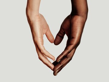 Zwei Hände von zwei Personen berühren sich und formen ein Herz | © Getty Images/Roc Canals