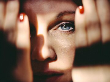 Nahaufnahme einer Frau mit ganz blauen Augen | © Getty Images/Guido Mieth