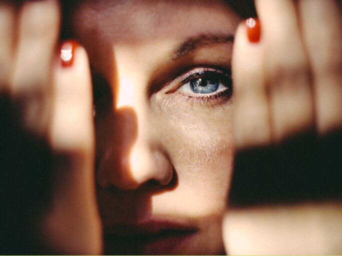 Nahaufnahme einer Frau mit ganz blauen Augen | © Getty Images/Guido Mieth