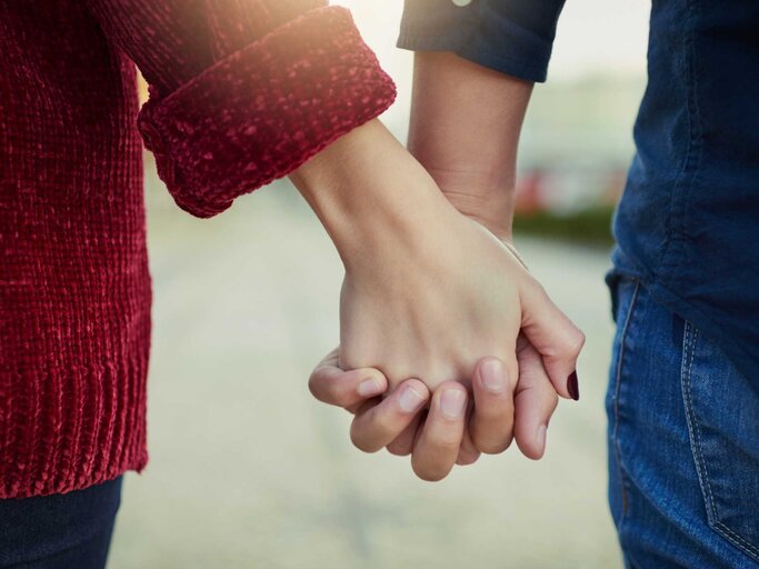 Paar hält Händchen | © Getty Images/PeopleImages