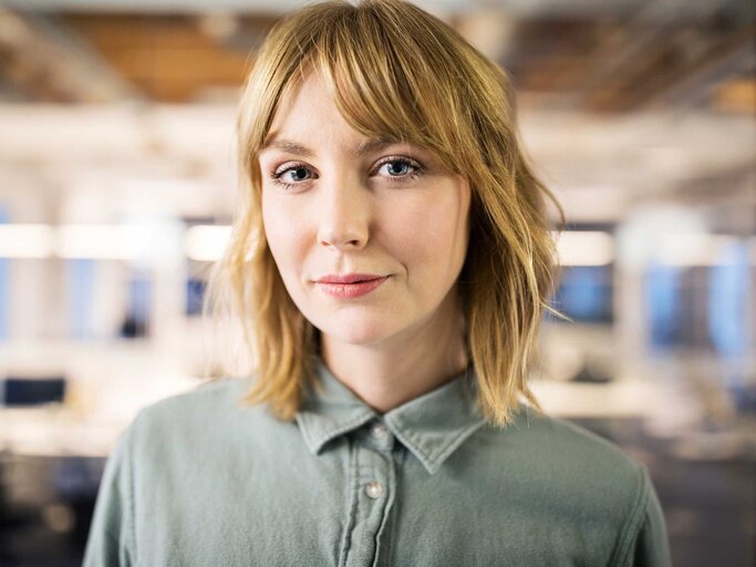 Young blonde looking proudly at the camera |  © Getty Images / Luis Alvarez