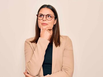 Frau mit Brille schaut fragend | © Getty Images/AaronAmat
