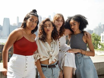 Gruppe von jungen, hübschen Frauen | © Getty Images/BROOK PIFER