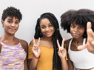 Drei schwarze Frauen haben unterschiedliche Haarlängen und einen anderen Charakter | © GettyImages/Westend61