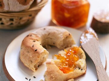 Frühstücksbagel mit Marmelade | © Getty Images/Lena Koller