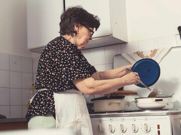Großmutter kocht eine Suppe | © Getty Images/Drazen_