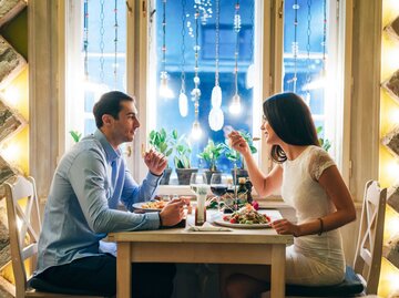 Mann und Frau bei einem Date | © Getty Images/Westend61