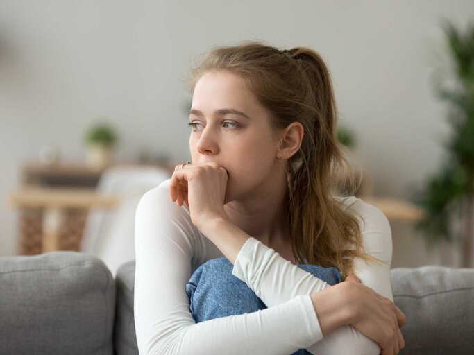 Nachdenkliche junge Frau | © Getty Images/fizkes