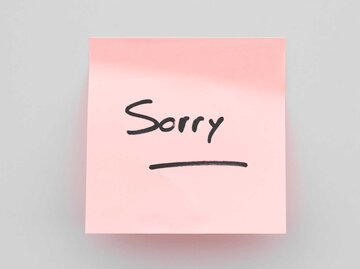 Rosa Post-It mit der Aufschrift "Sorry" | © Getty Images/Fernando Trabanco Fotografía
